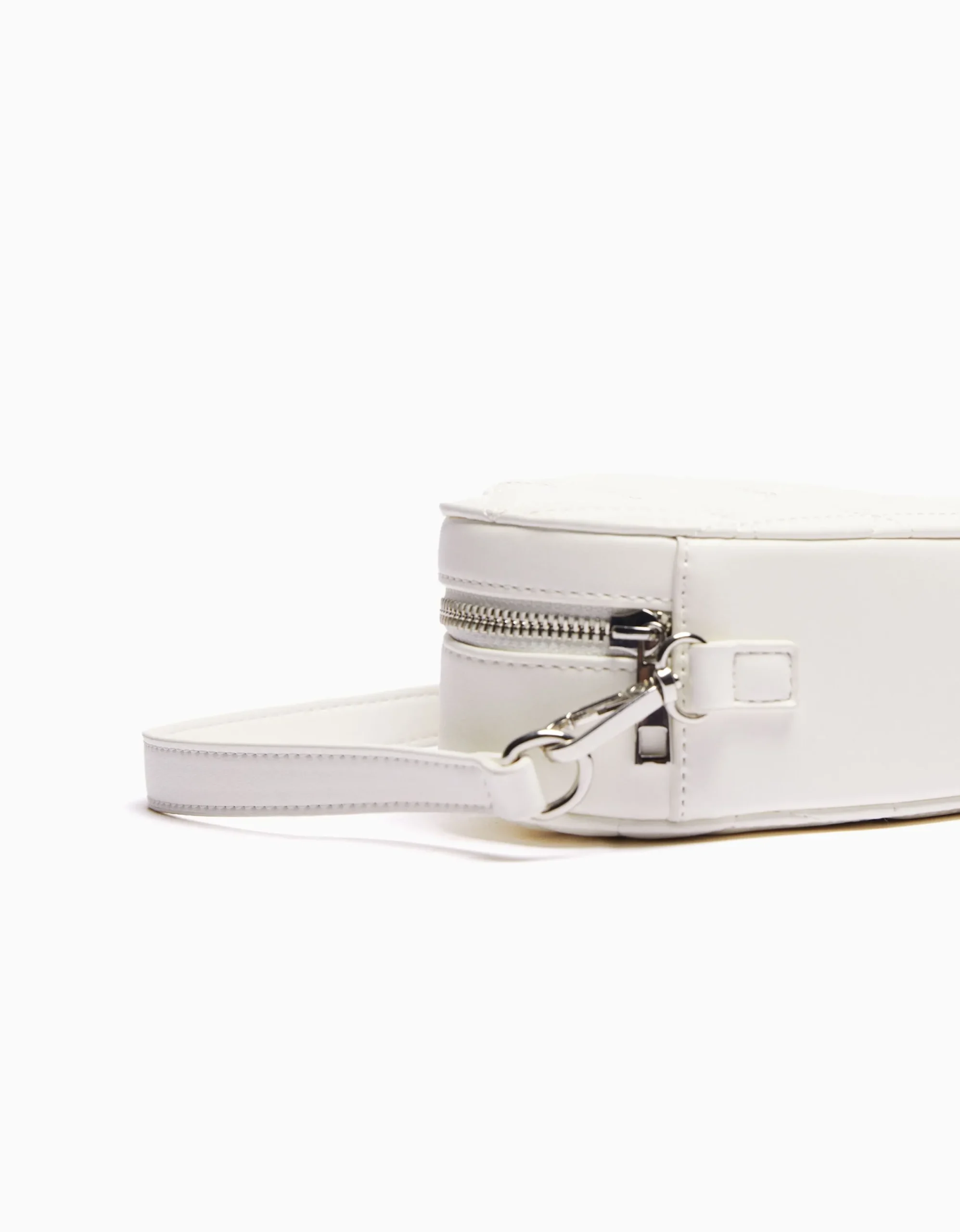 BERSHKA Bolso acolchado corazón asa ajustable Blanco Discount