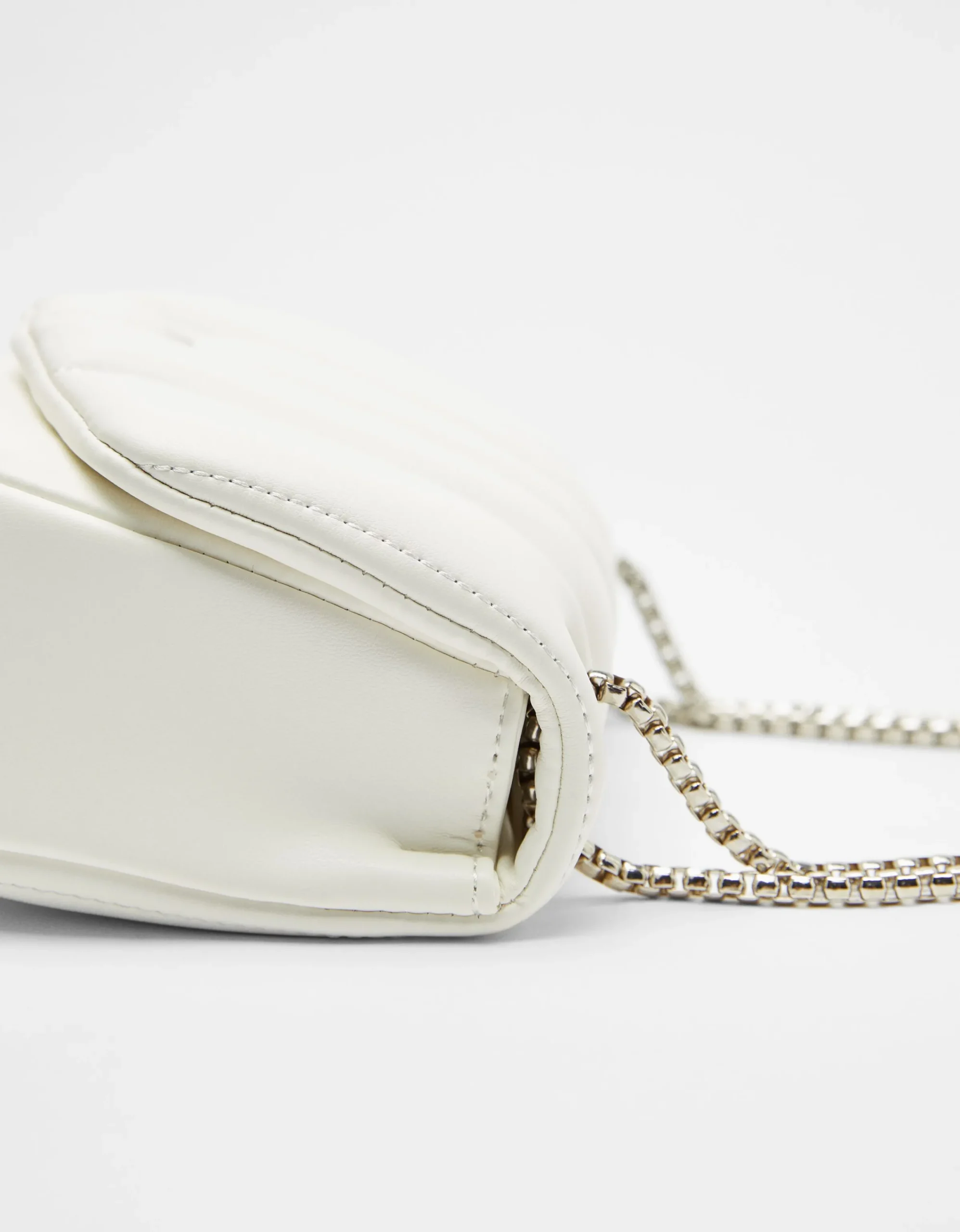 BERSHKA Bolso asa cadena acolchado vertical Blanco Outlet