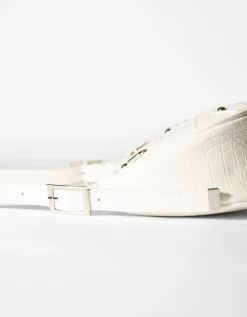 BERSHKA Bolso asa efecto piel tachas Blanco Hot