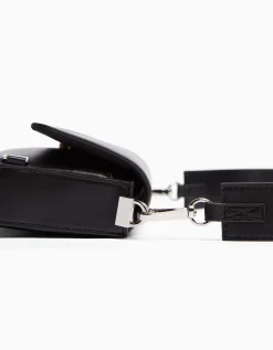 BERSHKA Bolso bandolera rígida Negro Hot