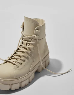 BERSHKA Botas acordonadas suela track hombre Arena Discount