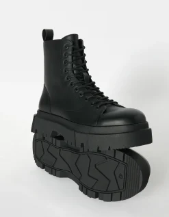 BERSHKA Botas acordonadas suela track hombre Negro Online