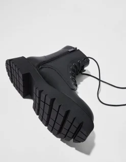 BERSHKA Botines planos acordonados Negro Shop