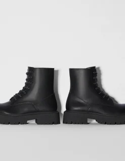 BERSHKA Botines planos acordonados Negro Shop