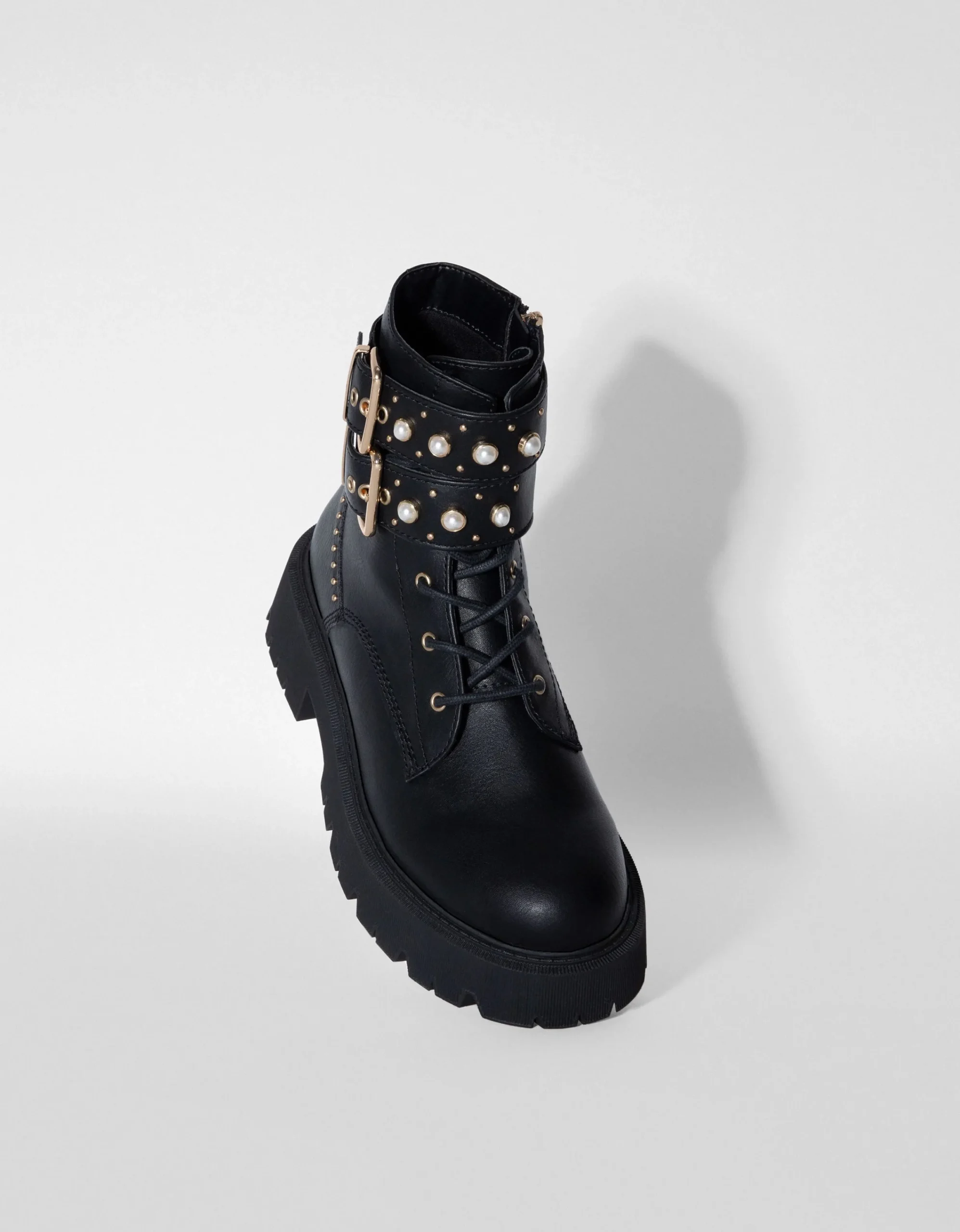 BERSHKA Botines planos detalle perlas y tachas Negro Online