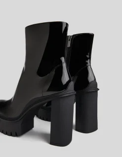 BERSHKA Botines tacón plataforma efecto charol Negro Fashion