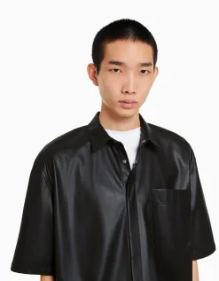 BERSHKA Camisa manga corta efecto piel Negro Hot