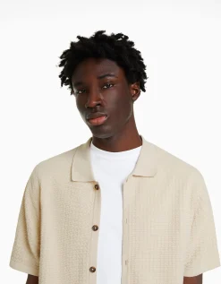 BERSHKA Camisa manga corta estructura básica Crudo Online