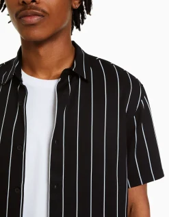 BERSHKA Camisa manga corta sarga rayas Blanco / Negro Fashion