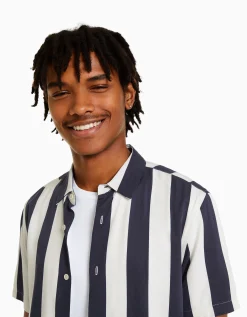 BERSHKA Camisa manga corta sarga rayas Blanco / Negro Outlet