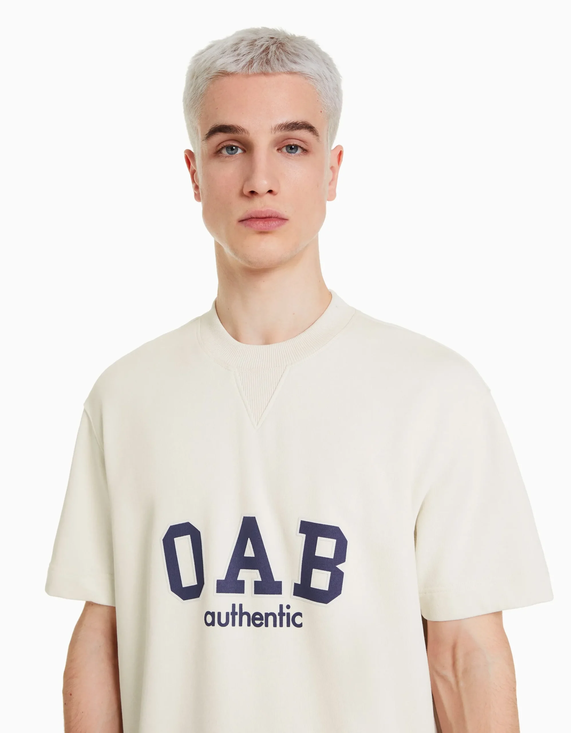 BERSHKA Camiseta felpa print varsity Blanco roto Outlet