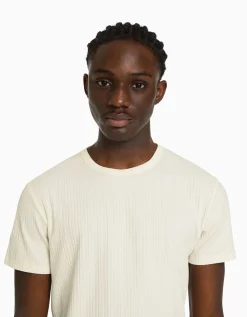 BERSHKA Camiseta manga corta muscle fit canalé Blanco roto Cheap