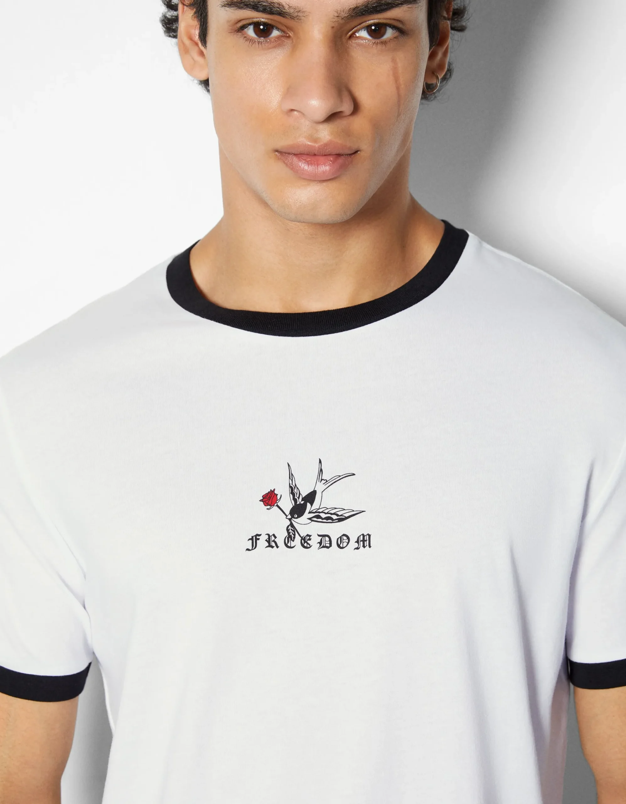BERSHKA Camiseta manga corta regular fit print Blanco / Negro Clearance