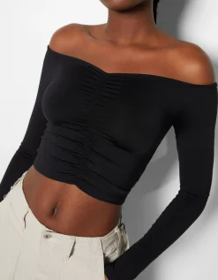 BERSHKA Camiseta manga larga cropped escote bardot frunces Negro Hot