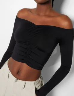 BERSHKA Camiseta manga larga cropped escote bardot frunces Negro Hot