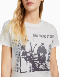 BERSHKA Camiseta regular print gráfico Blanco roto Cheap