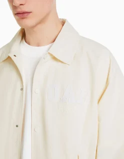 BERSHKA Cazadora ligera efecto nylon Marino Store