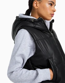 BERSHKA Chaleco capucha efecto piel Negro Sale