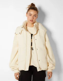 BERSHKA Chaleco capucha puffy oversize Crudo Fashion