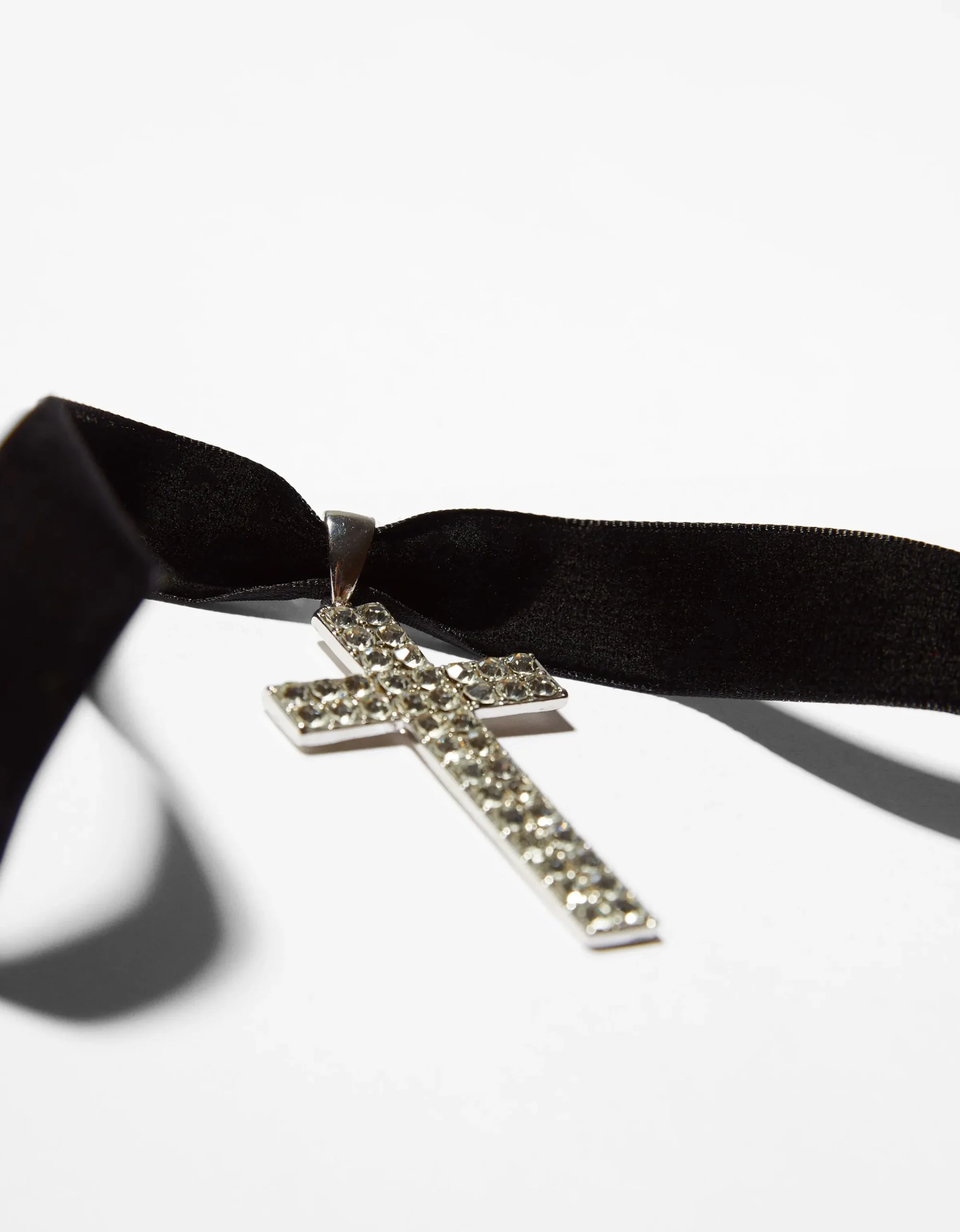 BERSHKA Collar choker cruz pedrería Plata Store