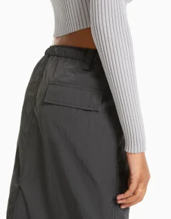 BERSHKA Falda midi efecto nylon Crudo Cheap