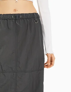 BERSHKA Falda midi efecto nylon Crudo Clearance