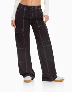 BERSHKA Pantalón cargo low waist algodón hilo contraste Blanco roto Hot