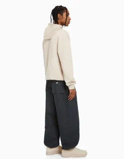 BERSHKA Pantalón cargo parachute algodón Kaki Fashion