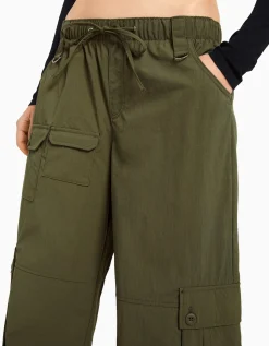 BERSHKA Pantalón cargo wide leg multipocket Kaki Store