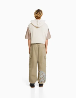 BERSHKA Pantalón jogger algodón bordado Camel Cheap