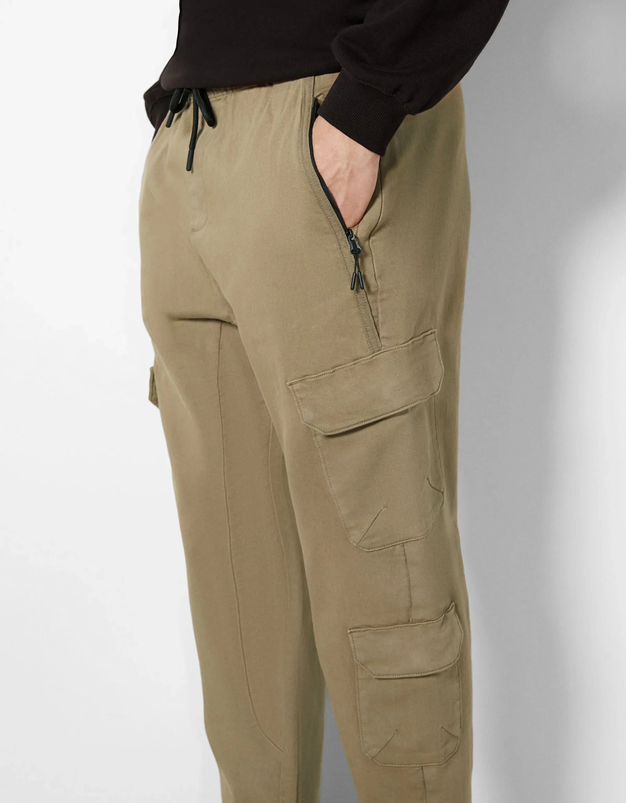 BERSHKA Pantalón jogger cargo slim Blanco roto Outlet