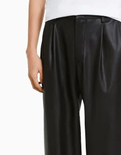 BERSHKA Pantalón semi jogger efecto piel Negro Shop