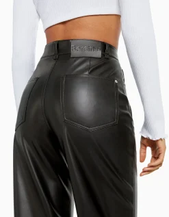 BERSHKA Pantalón straight slim efecto piel Negro New