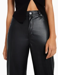 BERSHKA Pantalón straight slim efecto piel Negro Store