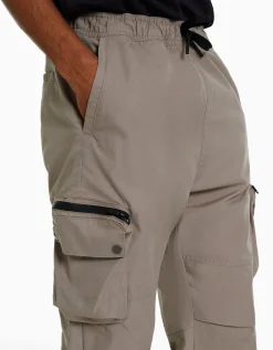 BERSHKA Pantalón técnico jogger multicargo Camel Hot