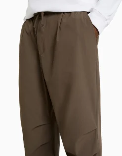 BERSHKA Pantalón técnico jogger parachute Marrón Store