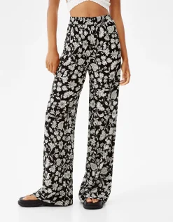 BERSHKA Pantalón wide leg bámbula print flores Blanco / Negro Outlet
