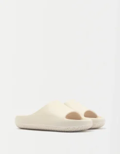 BERSHKA Sandalia plana textura Crudo Shop