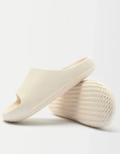 BERSHKA Sandalia plana textura Crudo Shop