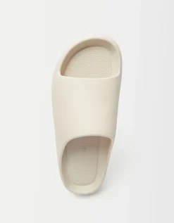 BERSHKA Sandalia plana textura hombre Arena Cheap
