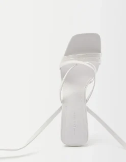 BERSHKA Sandalia tacón tiras pulsera Blanco Outlet