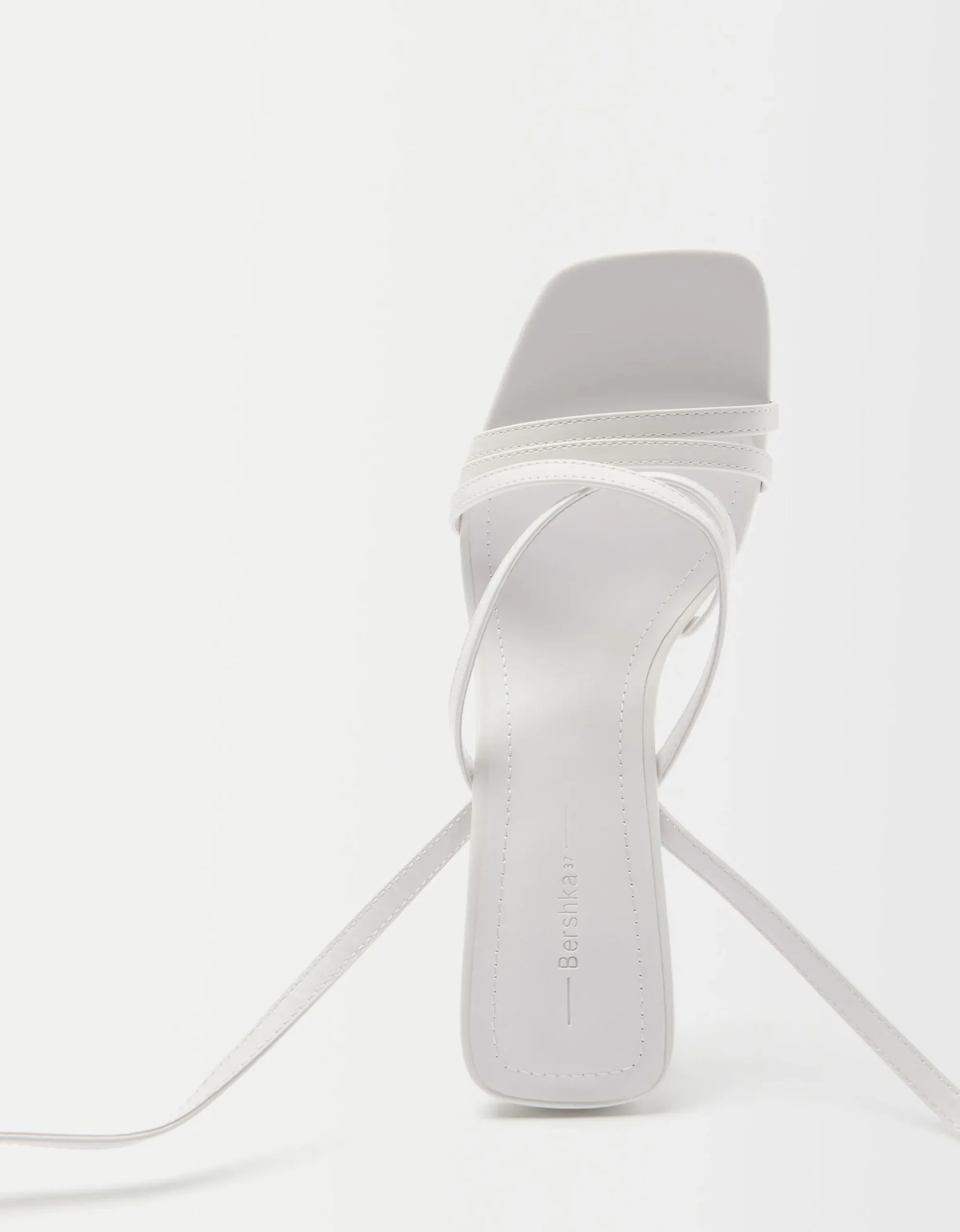 BERSHKA Sandalia tacón tiras pulsera Blanco Outlet