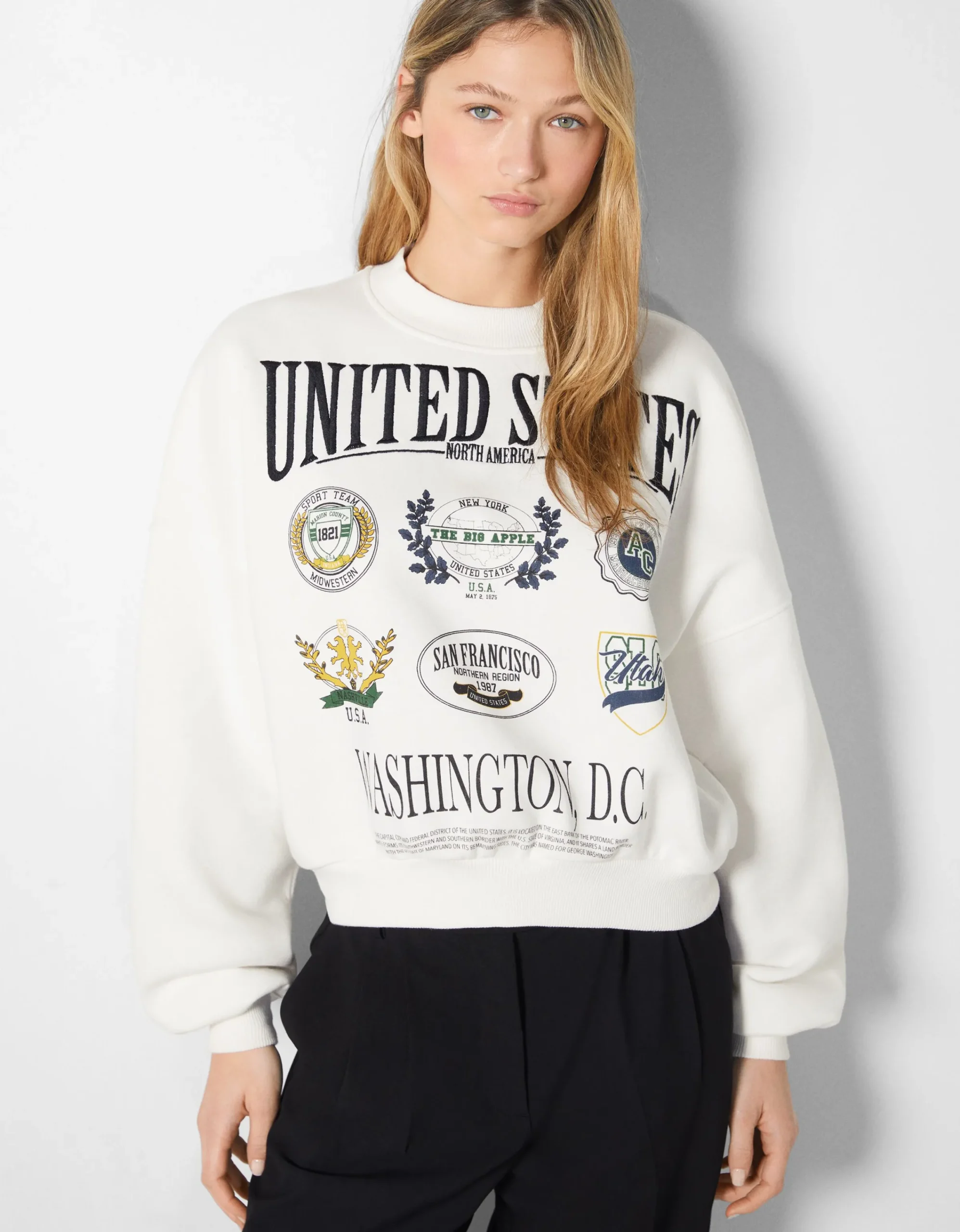 BERSHKA Sudadera print bordado Arena Sale